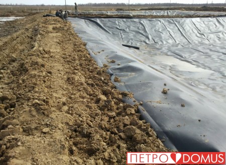 Крепление края геомембраны HDPE двойного пожарного водоёма