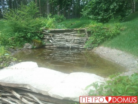 Готовый искусственный водоём с каскадами из геомембраны