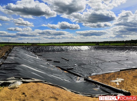 Раскройка геомембраны в местах труднодоступных для техники