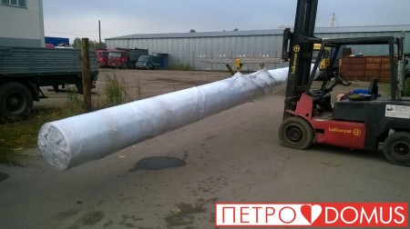 Рулон геомембраны на  подъёмнике