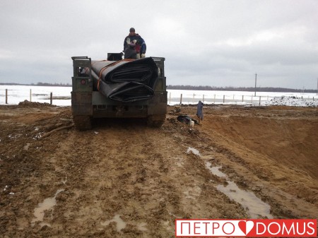 Транспортировка геомембраны для пожарного водоёма в труднодоступные места